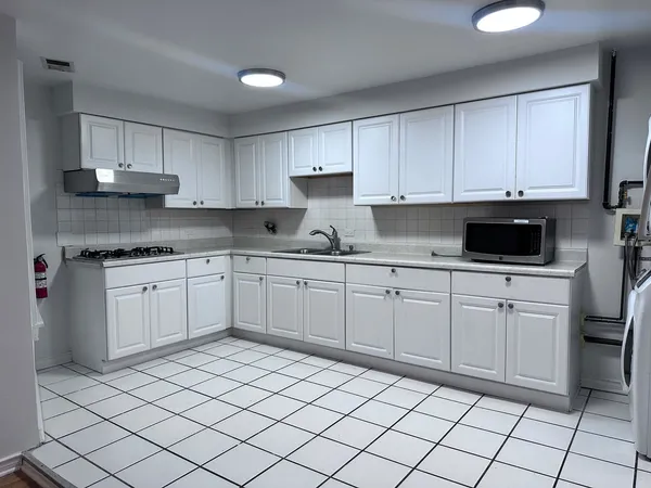 $2,000 | 240 West 31st Street, Unit 2W, Chicago, IL 60616