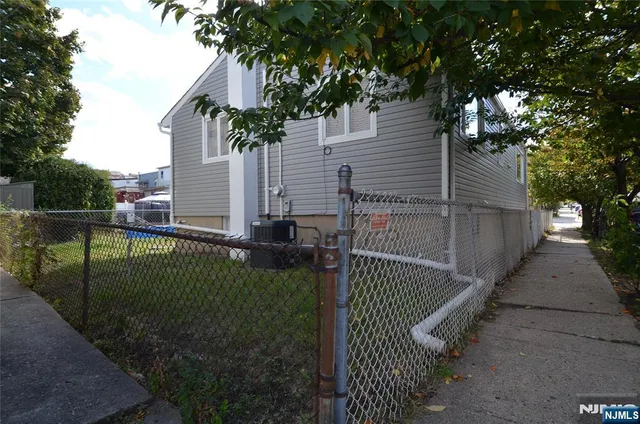 a view of a entrance to house with backyard