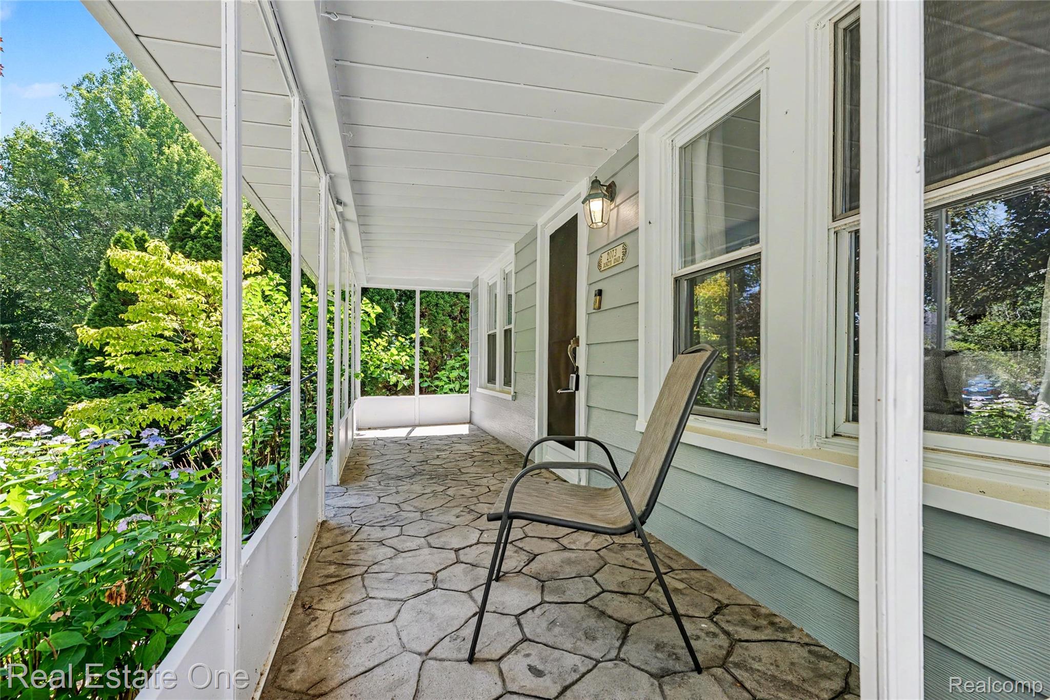 2073 Roslyn Road Grosse Pointe, MI 48236 - Photo 4 of 30 004_file_9017.jpg