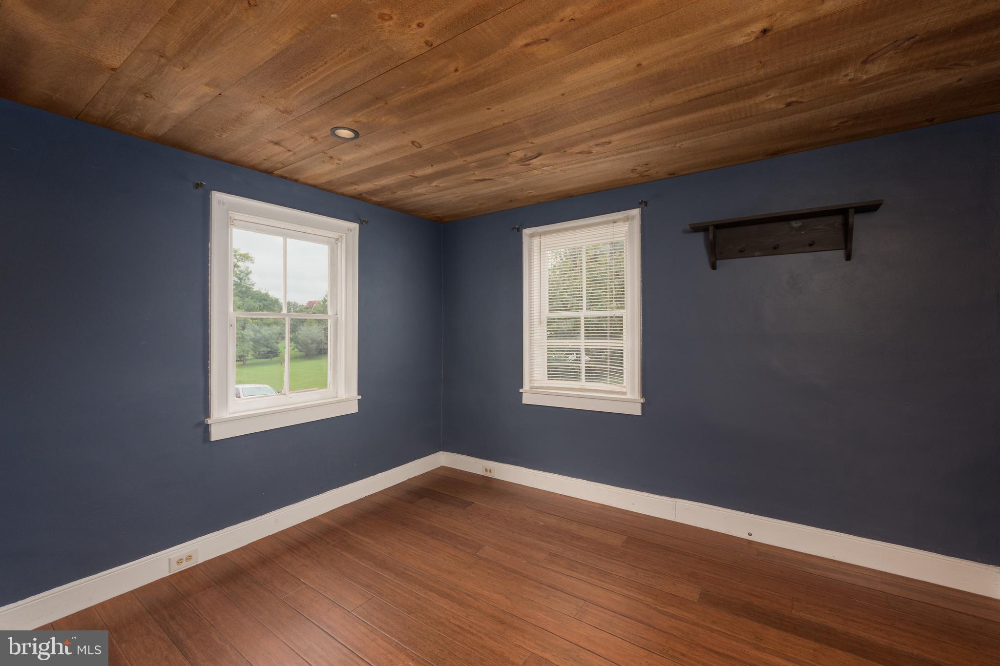 1049 Mount Joy Road Manheim, PA 17545 - Photo 4 of 36