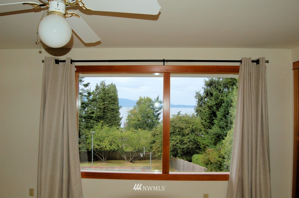 504 Briar Road Bellingham, WA 98225 - Photo 19 of 25 a bathroom with a window