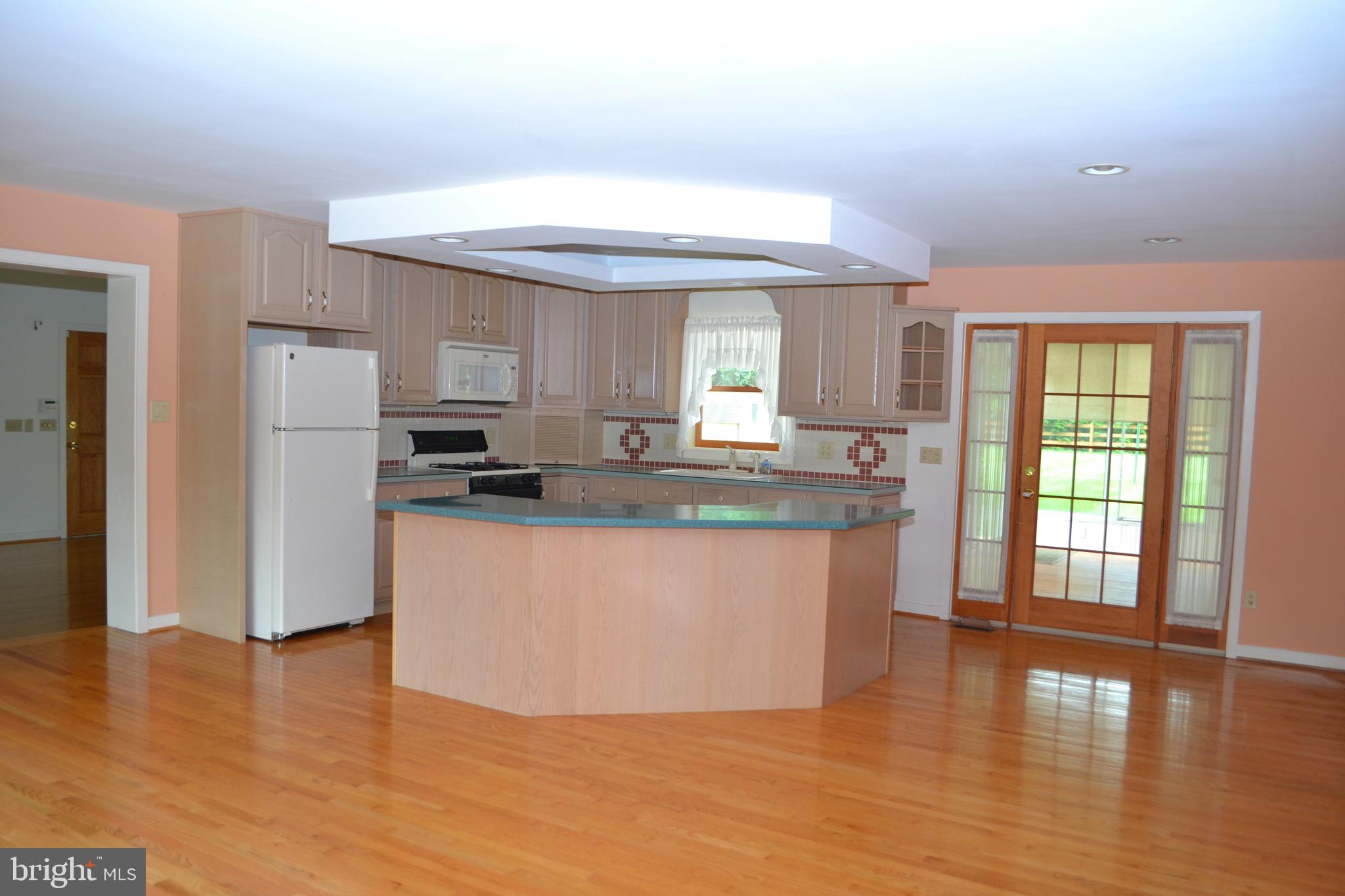 6144 King Road Boonsboro, MD 21713 - Photo 10 of 31 Expansive island!