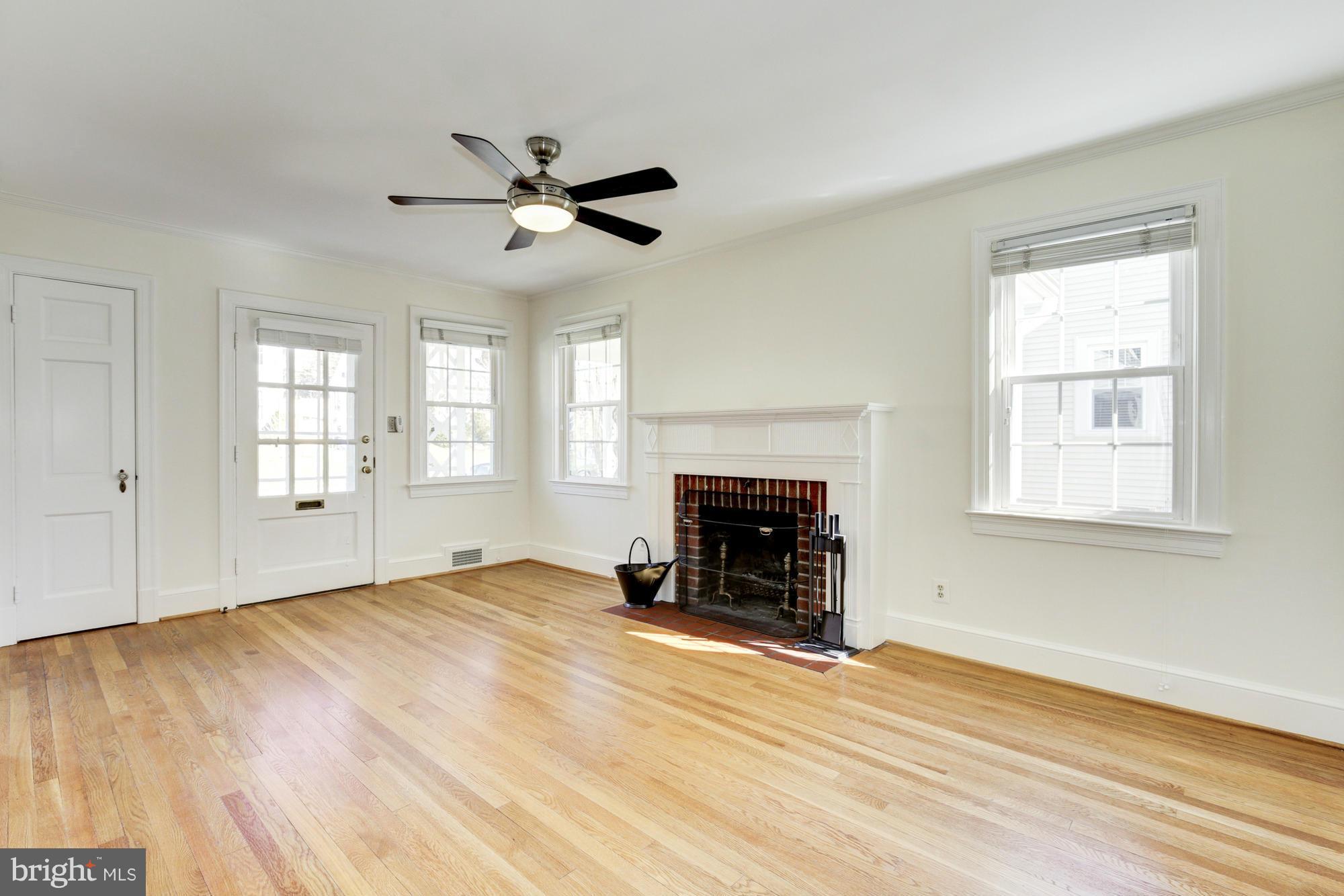 4832 16th Road North Arlington, VA 22207 - Photo 3 of 24 Living Room