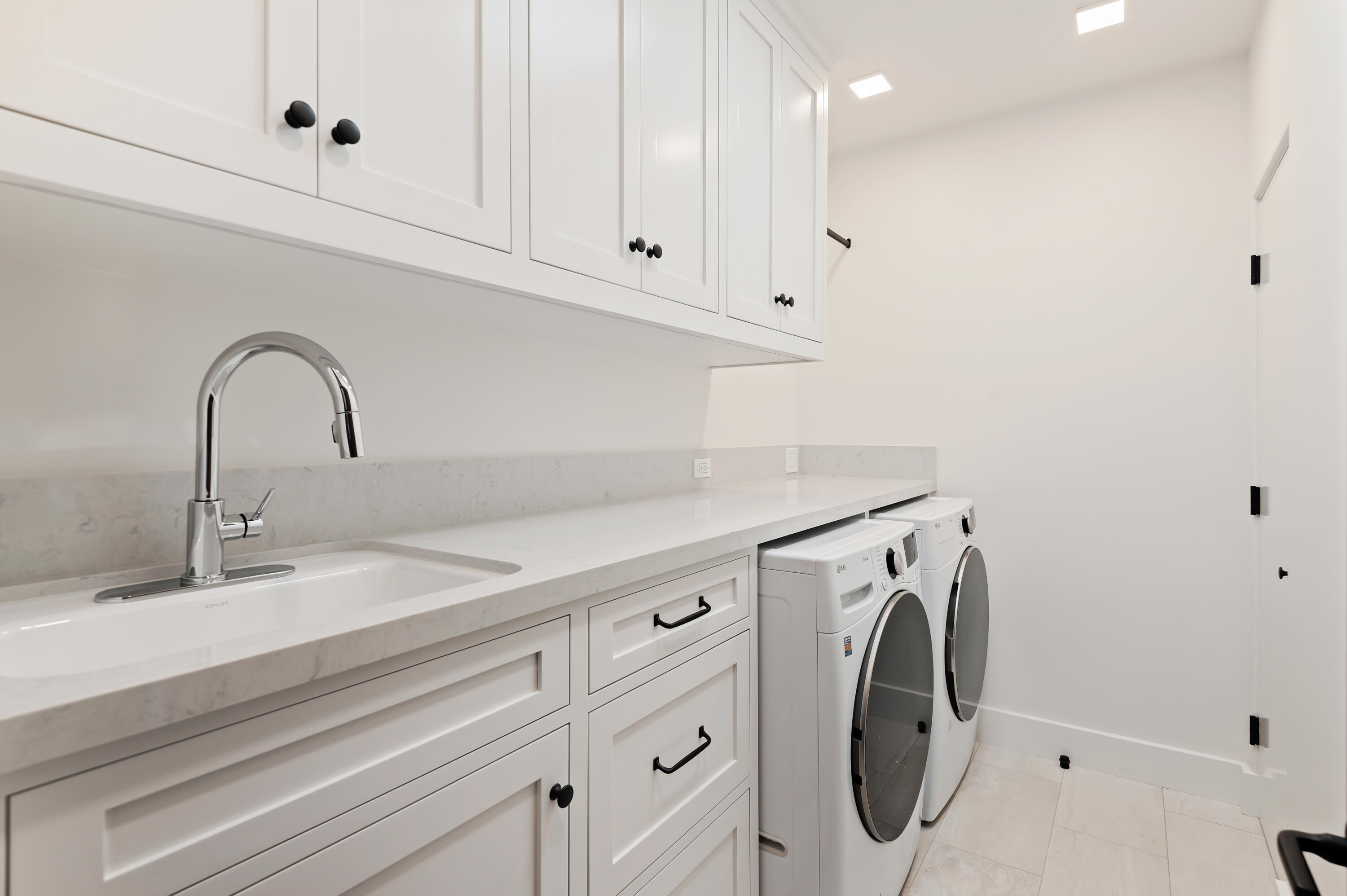 427 Pimiento Lane Montecito, CA 93108 - Photo 20 of 22 a view with sink and washer dryer