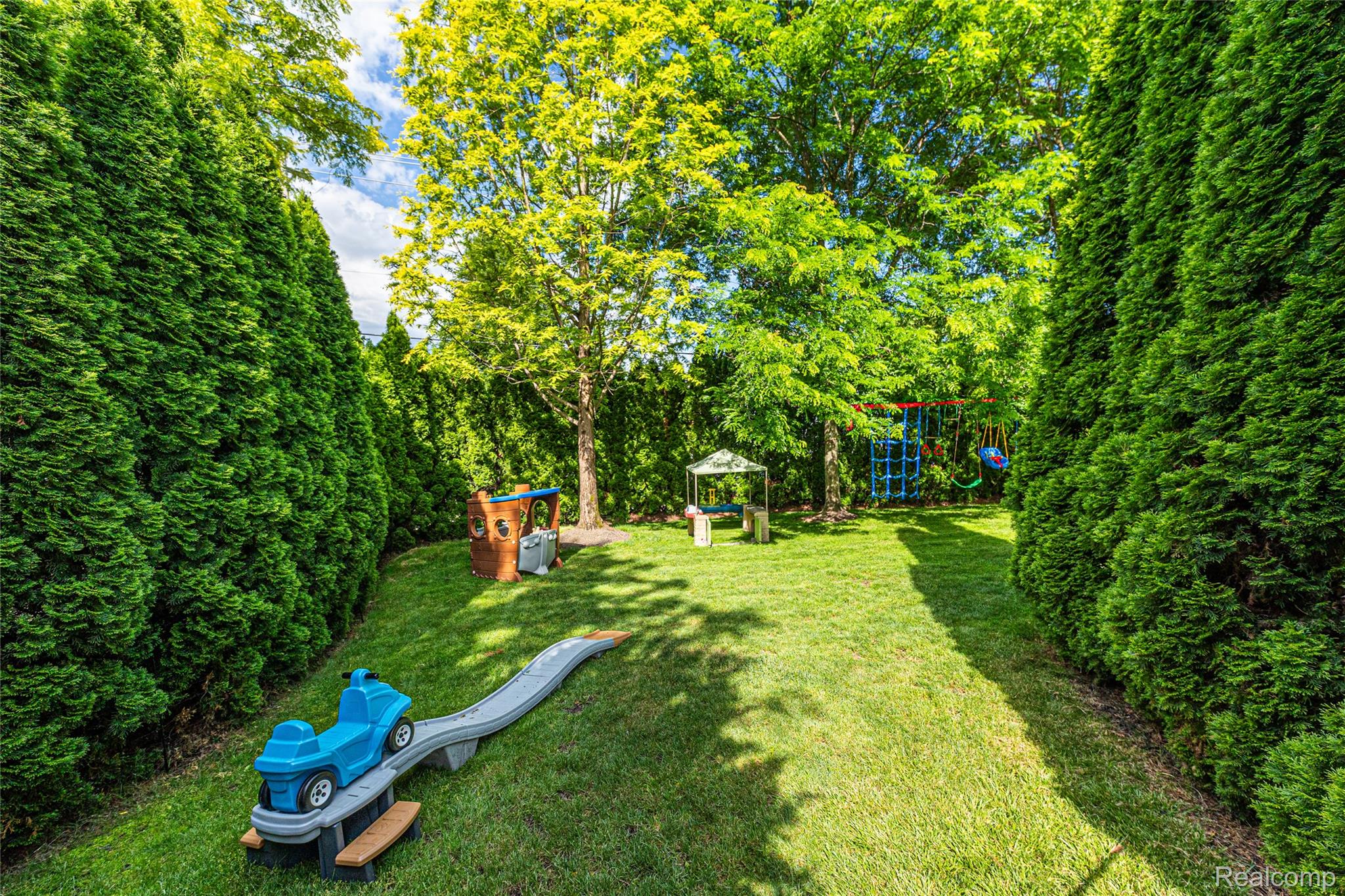 1781 Apple Ridge Court Rochester, MI 48306 - Photo 9 of 79 09 - Backyard Surrounded By Arborvities.jpg
