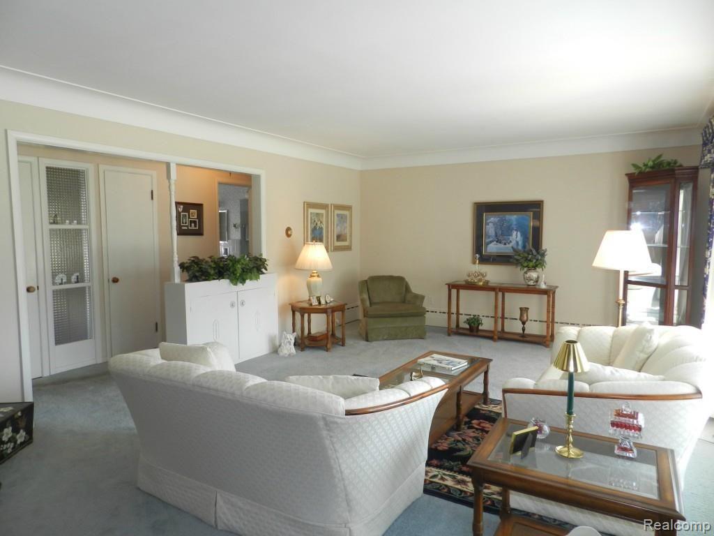 1595 South Renaud Road Grosse Pointe, MI 48236 - Photo 5 of 14 DSCN2151.jpg