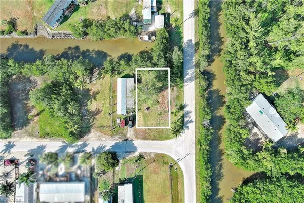 a view of a yard
