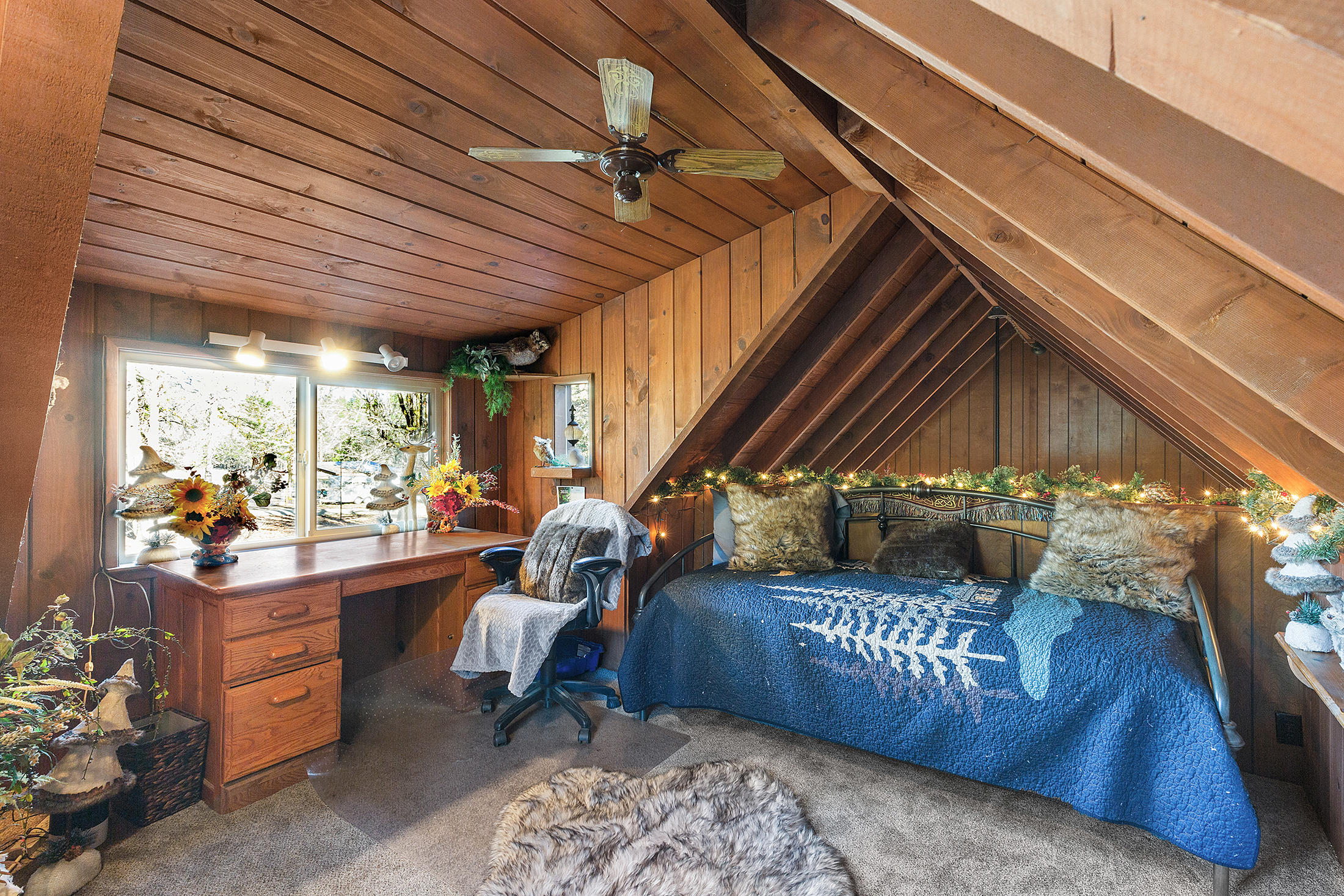 1090 Queens Branch Road Rogue River, OR 97537 - Photo 22 of 40 Loft Bedroom