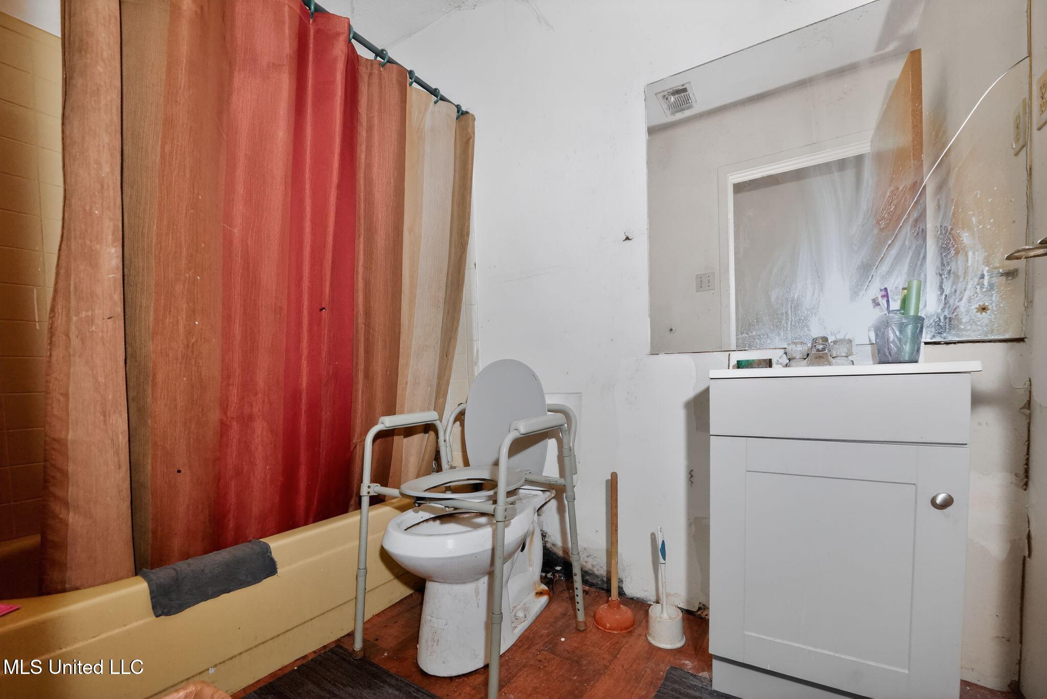 113 Rita Court Jackson, MS 39213 - Photo 4 of 15 RITA BATHROOM 1