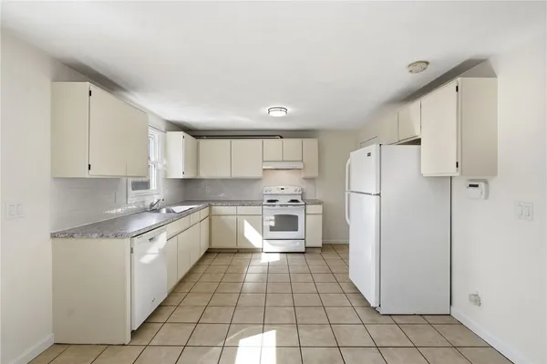 $1,700 | 10 Henry Street, Providence, RI 02909