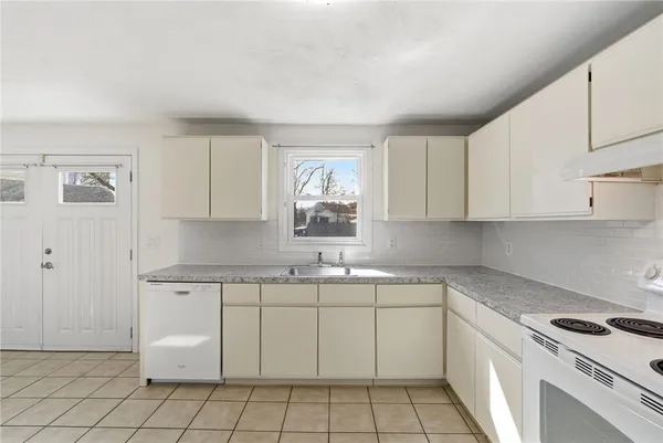 $1,700 | 10 Henry Street, Providence, RI 02909