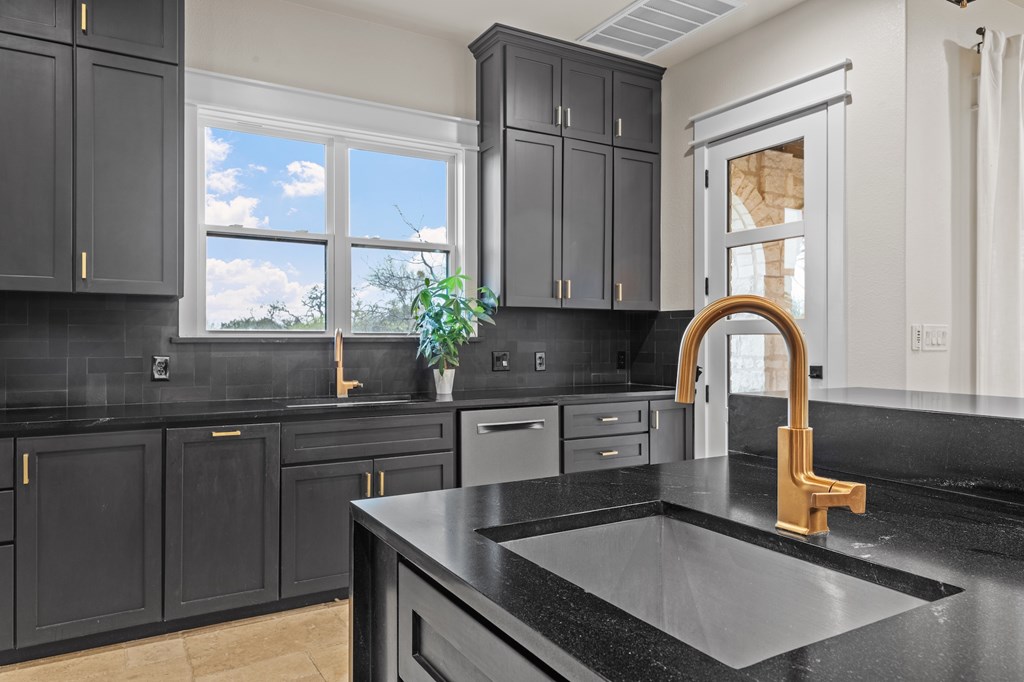 661 Emerald Loop Fredericksburg, TX 78624 - Photo 25 of 73 Kitchen
