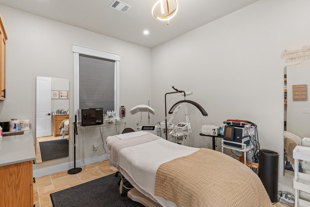 661 Emerald Loop Fredericksburg, TX 78624 - Photo 57 of 73 Salon