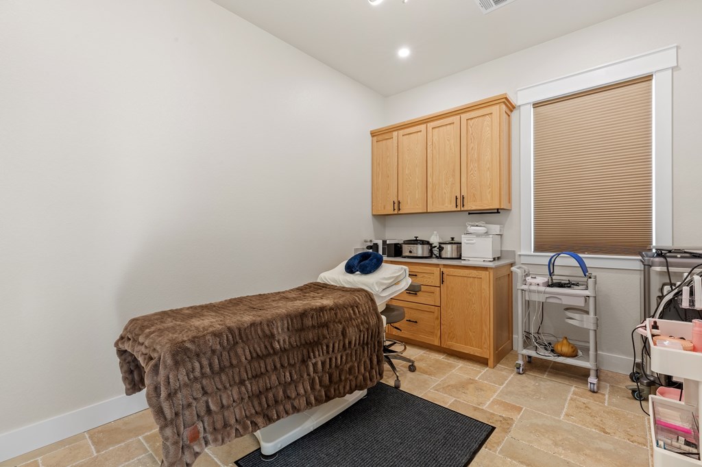 661 Emerald Loop Fredericksburg, TX 78624 - Photo 58 of 73 Salon