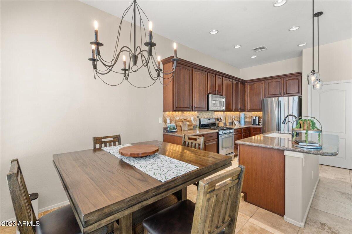 3424 West Montello Road Phoenix, AZ 85086 - Photo 10 of 39 Casual Dining