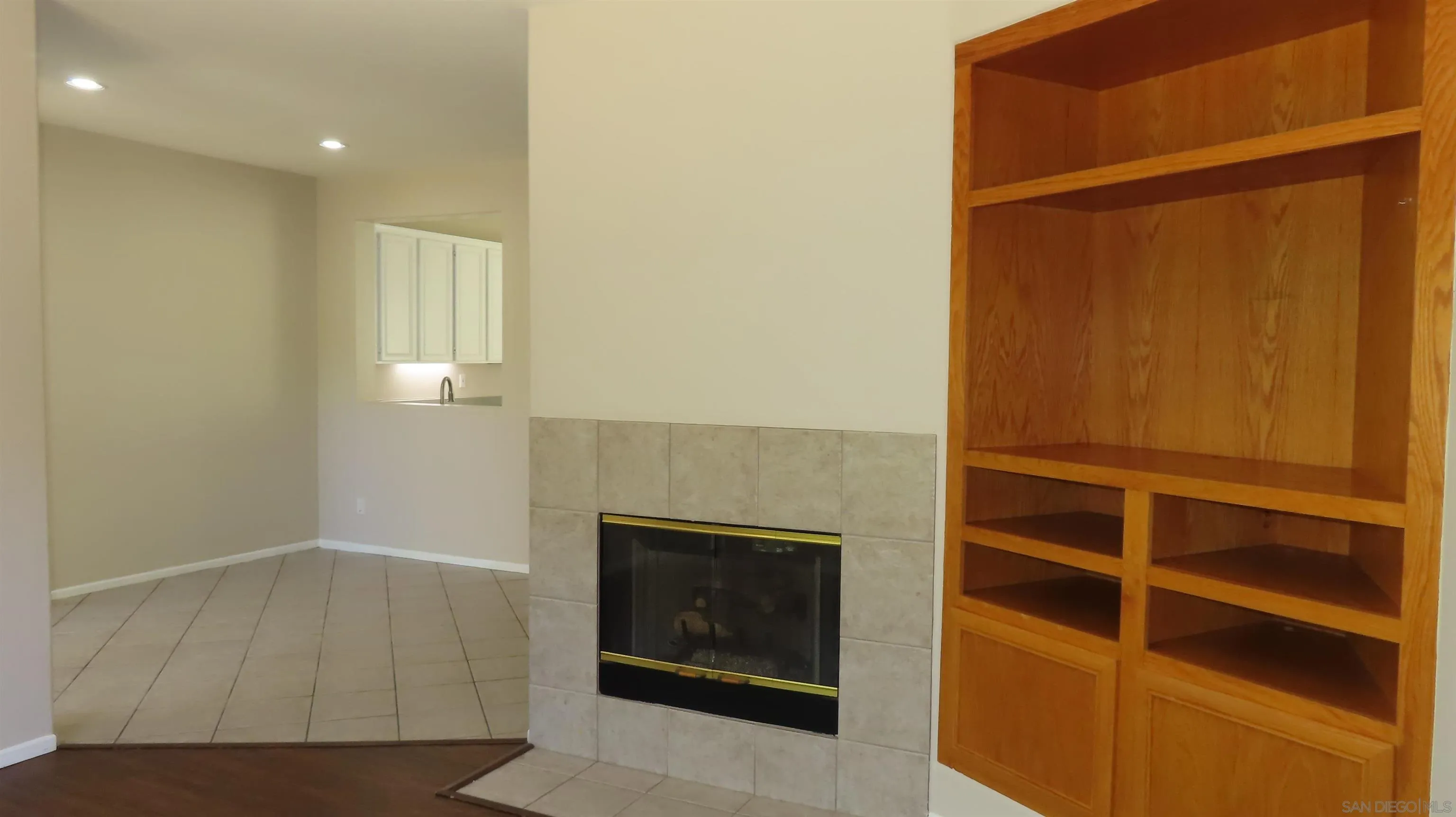 3755 Carmel View Road, Unit 3 San Diego, CA 92130 - Photo 4 of 43 Living Room