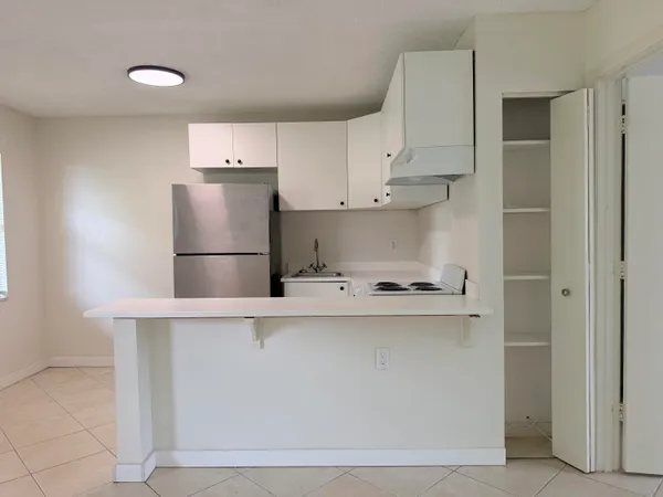 $1,400 | 5174 Northeast 6th Avenue, Unit 526, Oakland Park, FL 33334