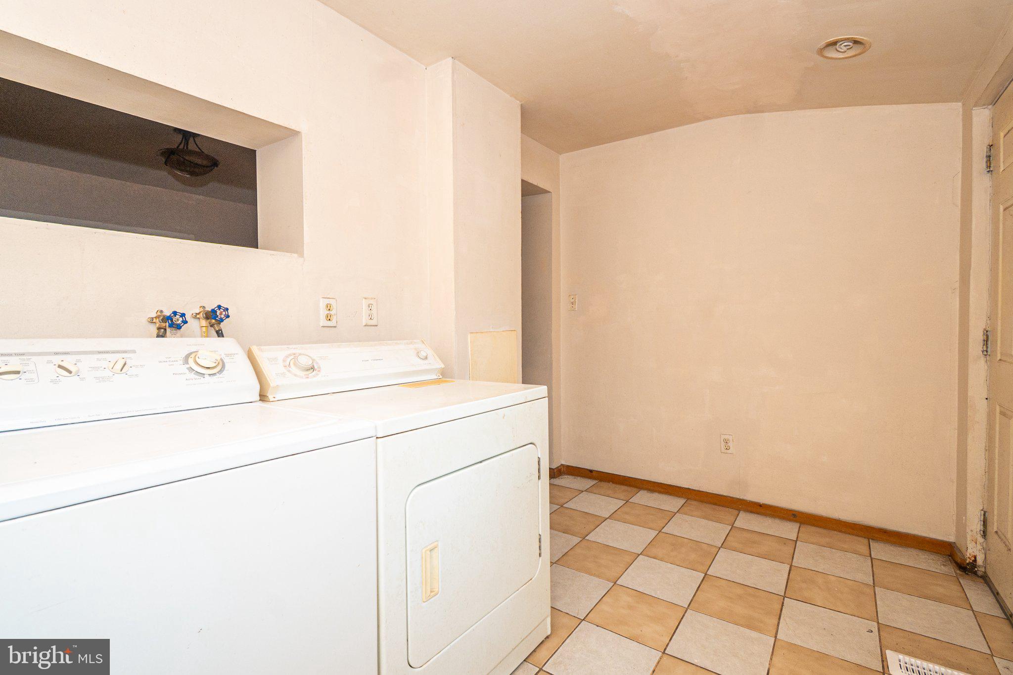 423 Furrow Street Baltimore, MD 21223 - Photo 7 of 24 a utility room with dryer and washer