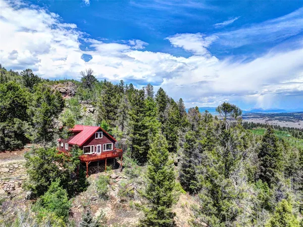 a view of a houses with a yard
