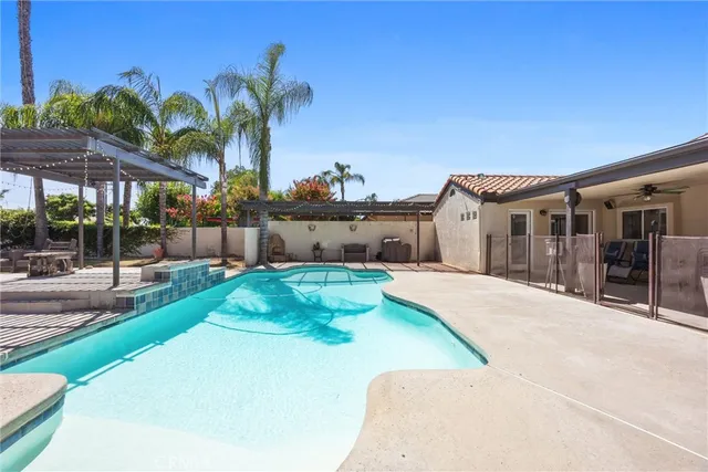 a view of a house with backyard and sitting area