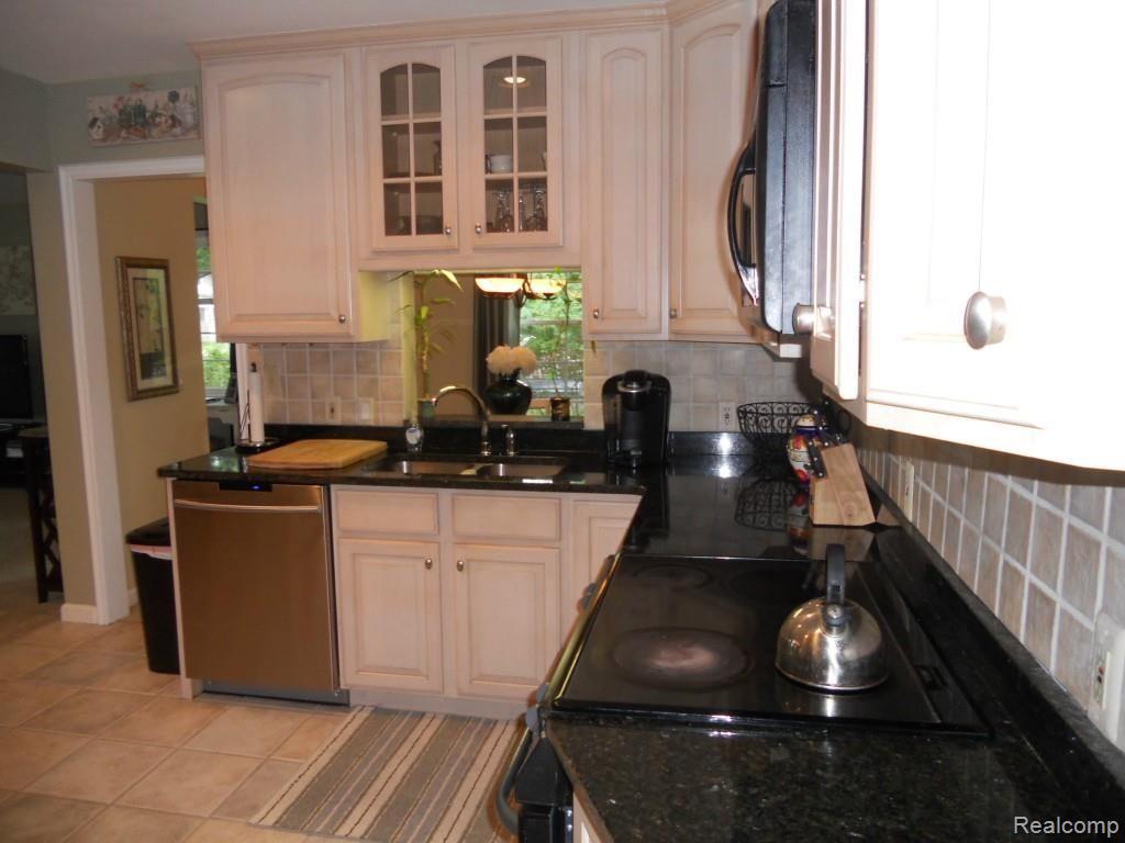 1637 Hawthorne Road Grosse Pointe, MI 48236 - Photo 8 of 19 DSCN1270.jpg
