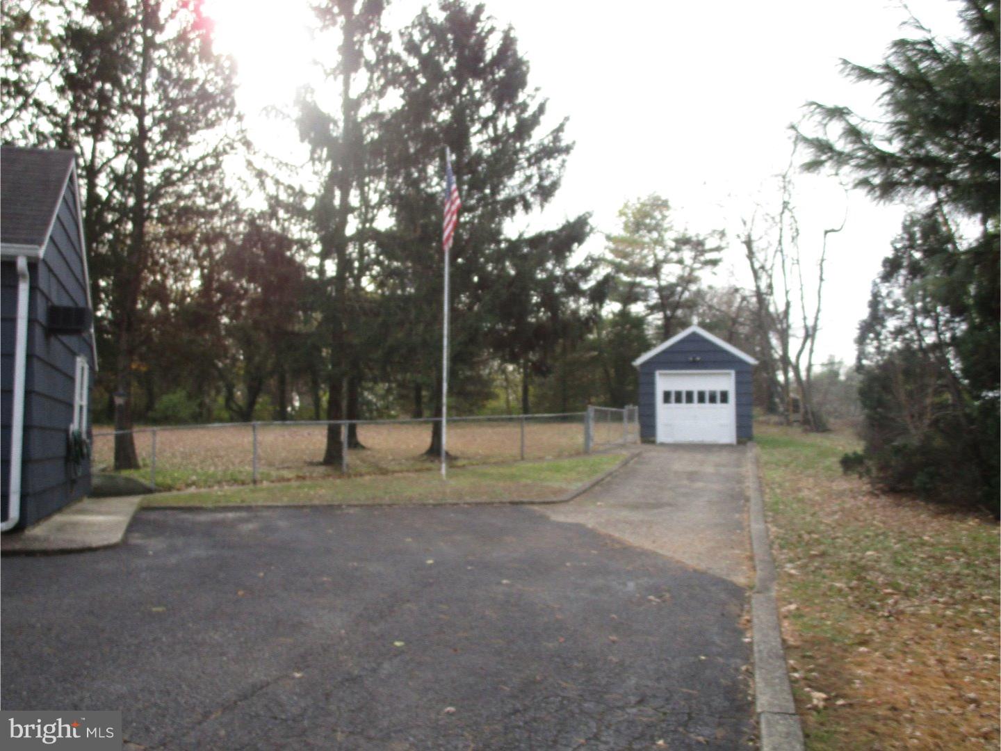 2217 Church Road Riverton, NJ 08077 - Photo 3 of 15 Driveway