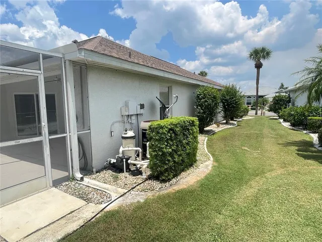 a view of a house with backyard