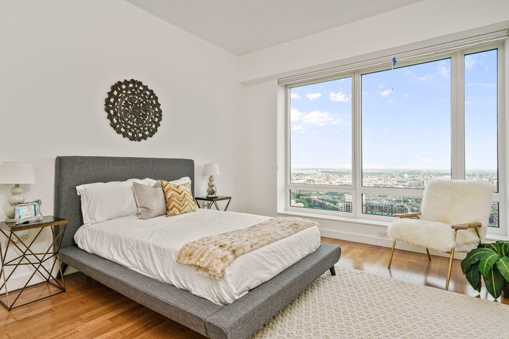 400 Stuart Street, Unit 29C Boston, MA 02116 - Photo 12 of 16 a bedroom with a large bed and a large window