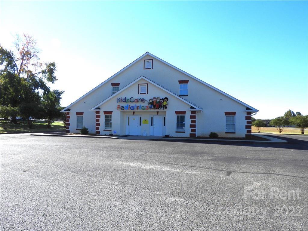 327 West College Avenue Boiling Springs, NC 28152 - Photo 2 of 24 a front view of a house with a yard