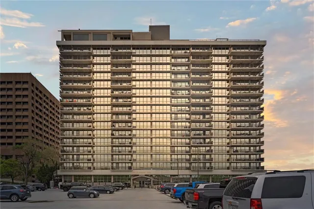 $450,000 | 600 Admiral Boulevard, Unit 403, Kansas City, MO 64106