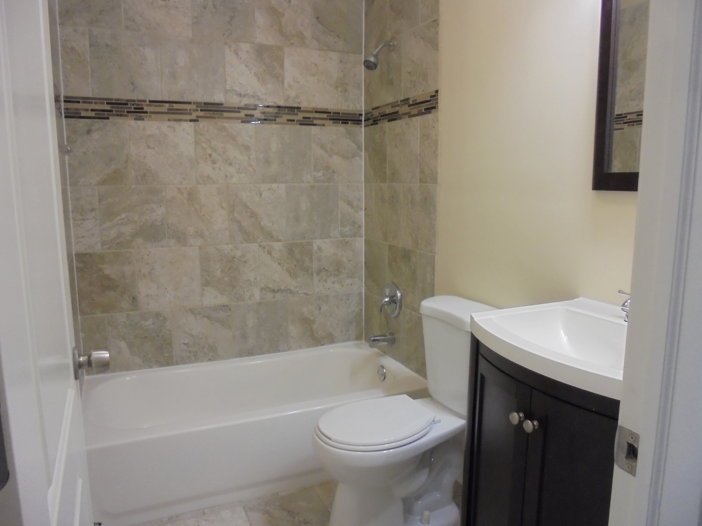 1534 Springview Court, Unit B2 Wheeling, IL 60090 - Photo 18 of 29 a bathroom with a sink a toilet and a bathtub
