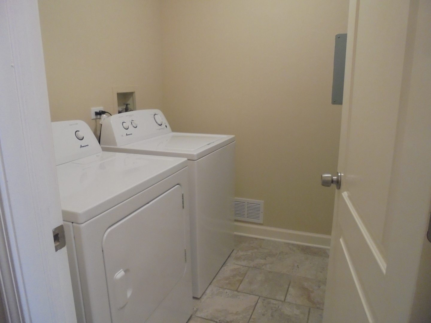 1534 Springview Court, Unit B2 Wheeling, IL 60090 - Photo 20 of 29 a utility room with dryer and washer