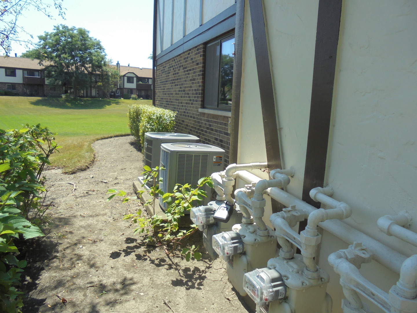 1534 Springview Court, Unit B2 Wheeling, IL 60090 - Photo 29 of 29 a backyard of a house with lots of green space