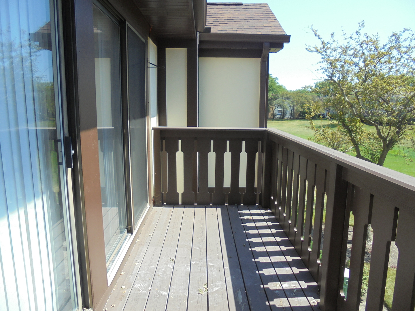 1534 Springview Court, Unit B2 Wheeling, IL 60090 - Photo 3 of 29 a view of a wooden door