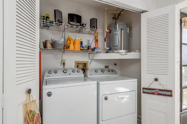 a view of a house with backyard