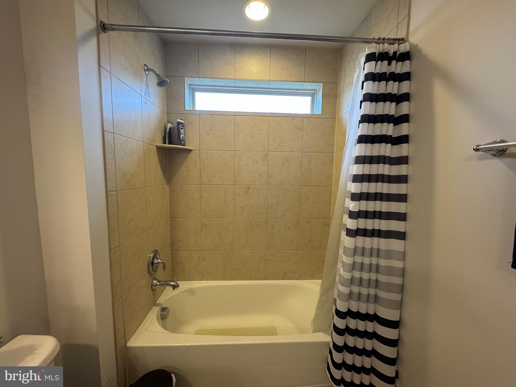 8937 Garrett Way Manassas, VA 20112 - Photo 39 of 66 a bathroom with a bathtub and shower