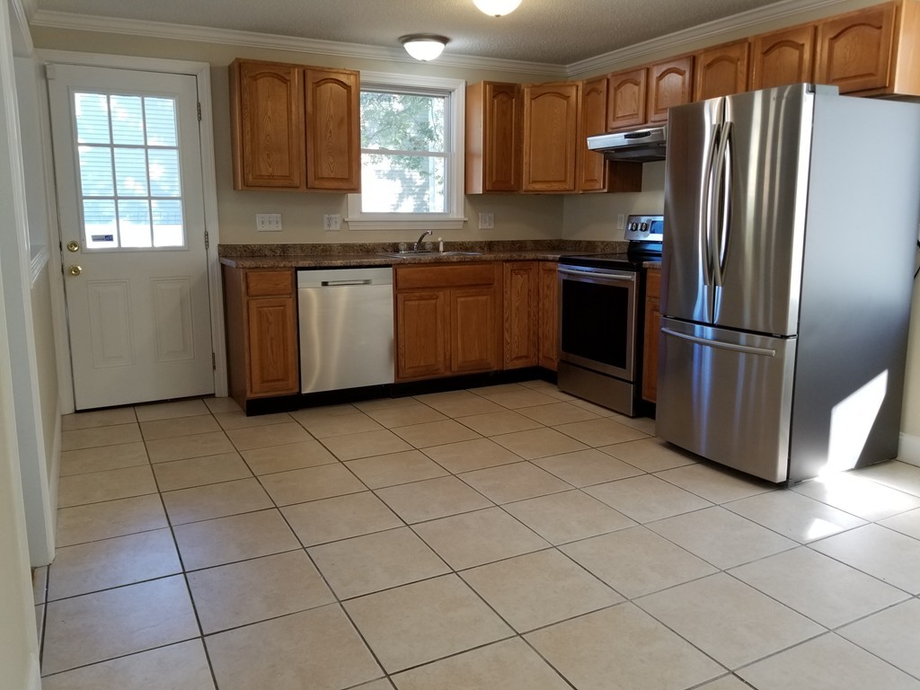 3 Canton Street Springfield, MA 01104 - Photo 4 of 26