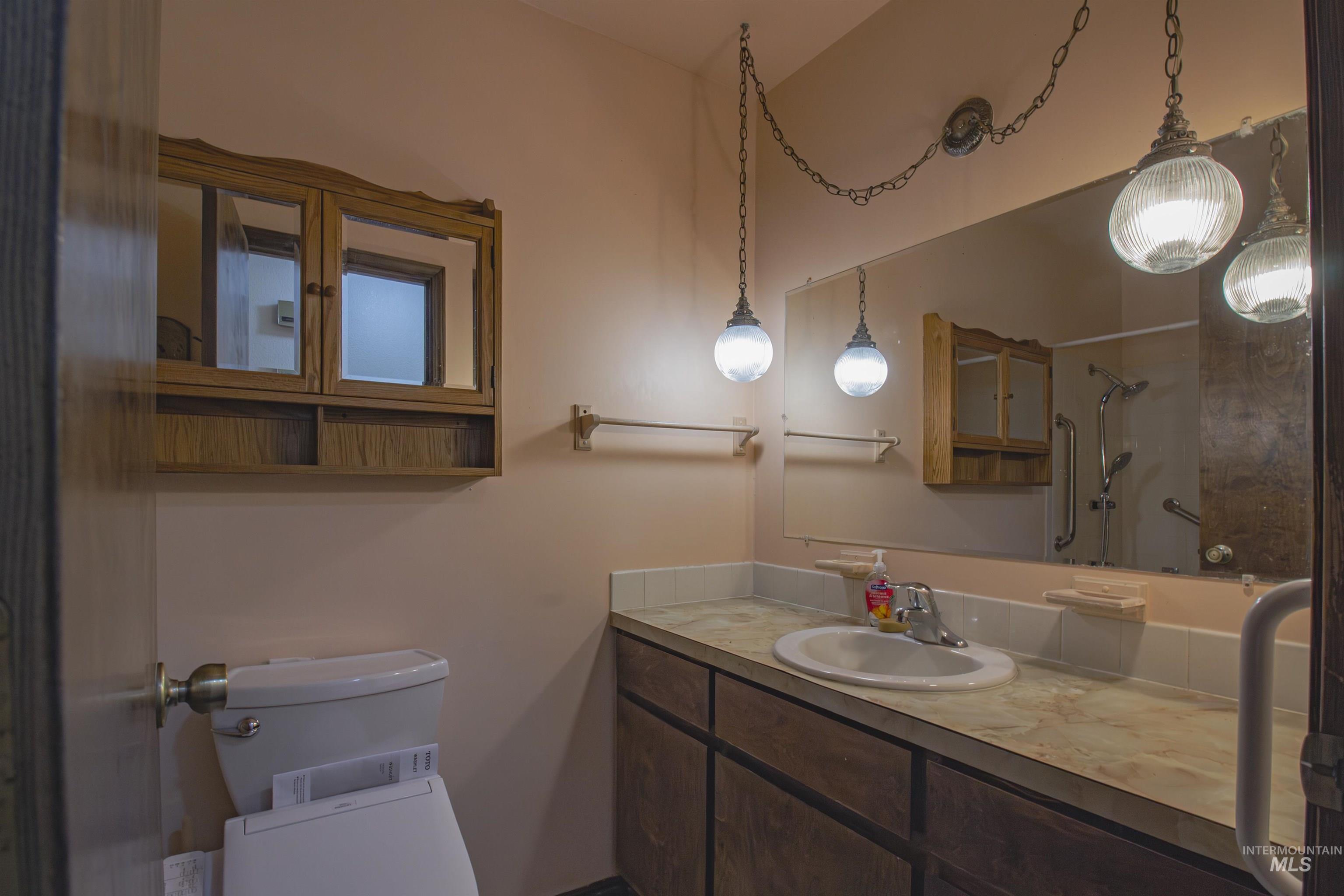 2465 Center Avenue Payette, ID 83661 - Photo 13 of 39 Full bathroom featuring vanity and a shower