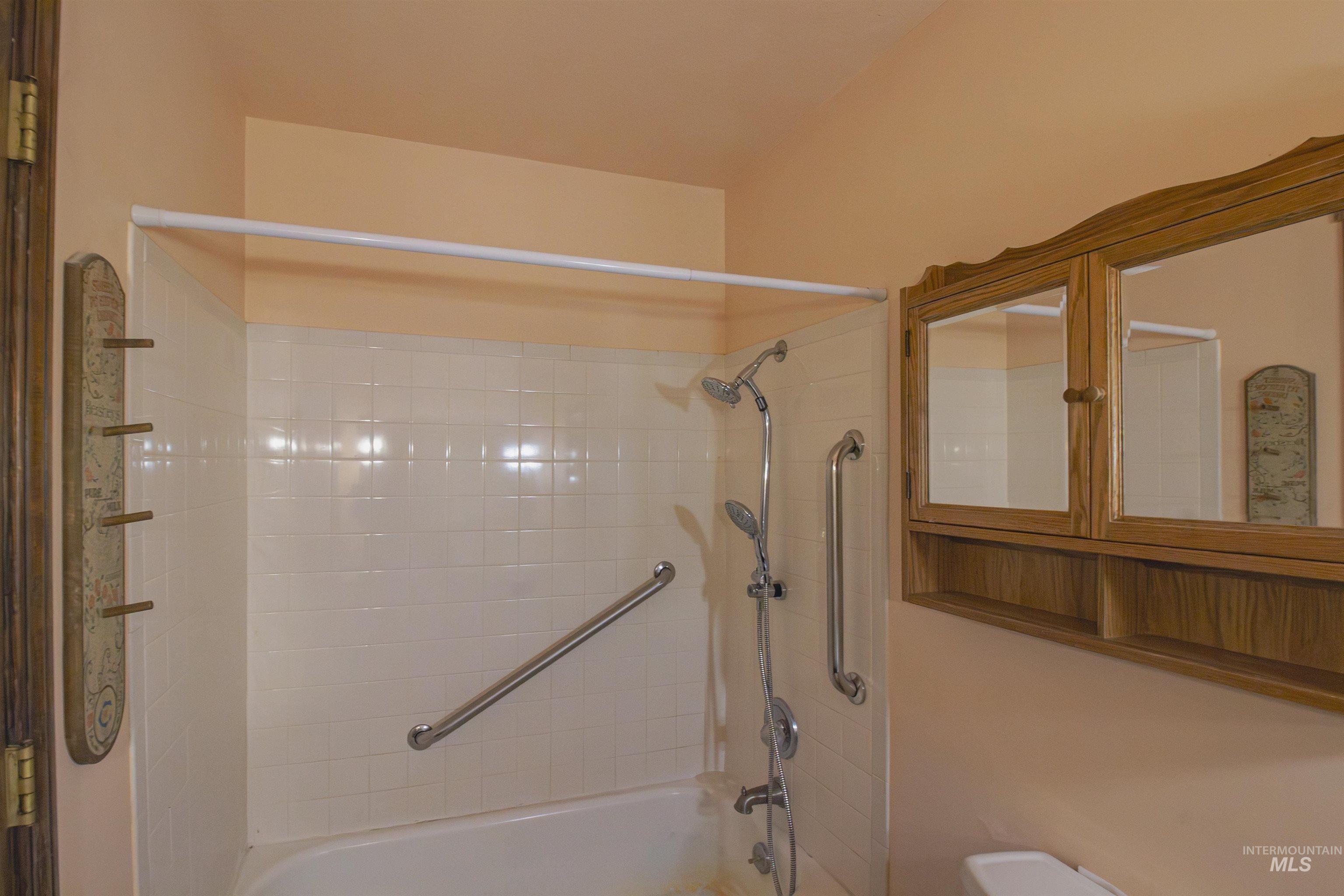 2465 Center Avenue Payette, ID 83661 - Photo 14 of 39 Full bath featuring shower / tub combination and toilet