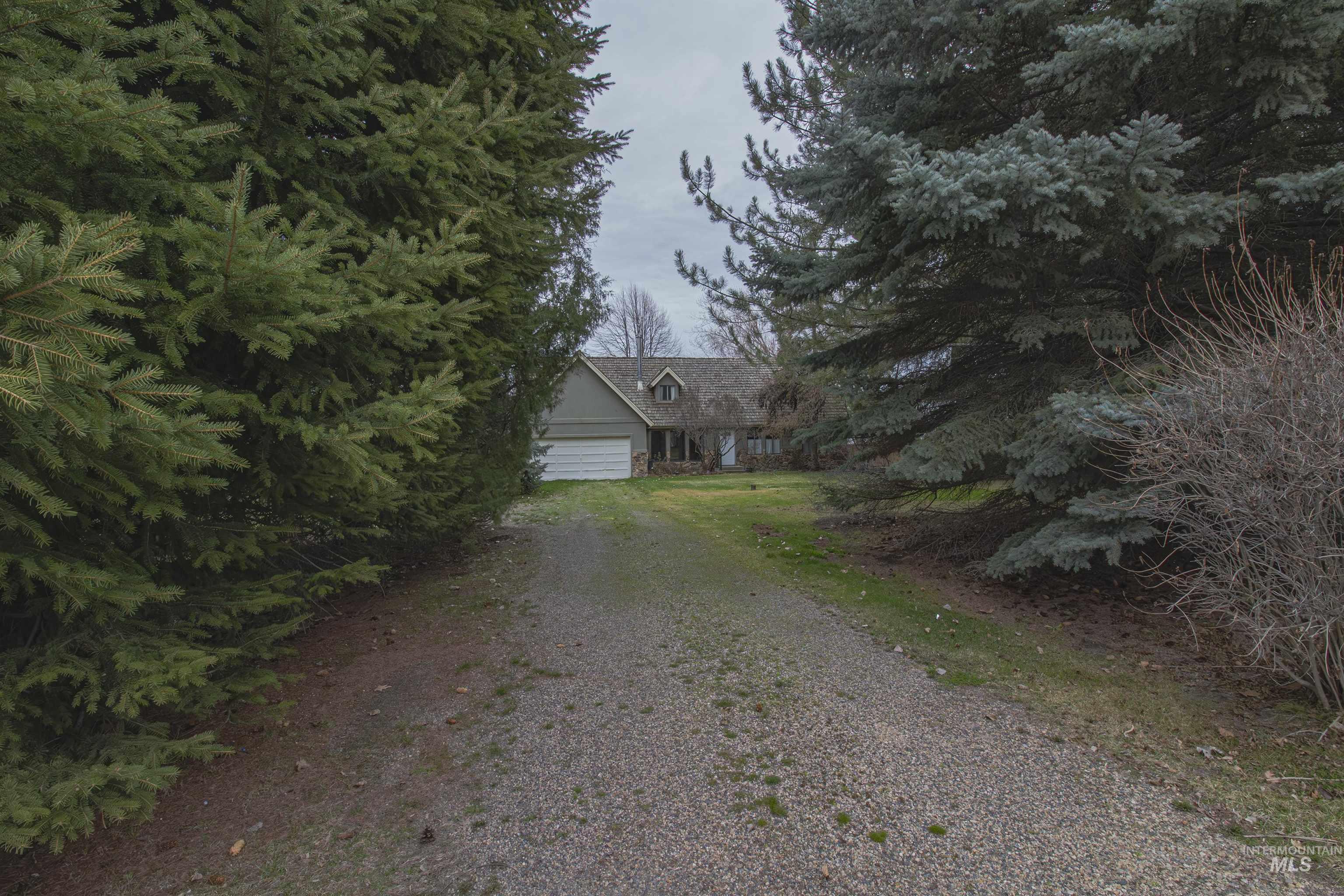 2465 Center Avenue Payette, ID 83661 - Photo 2 of 39 View of front of home with driveway