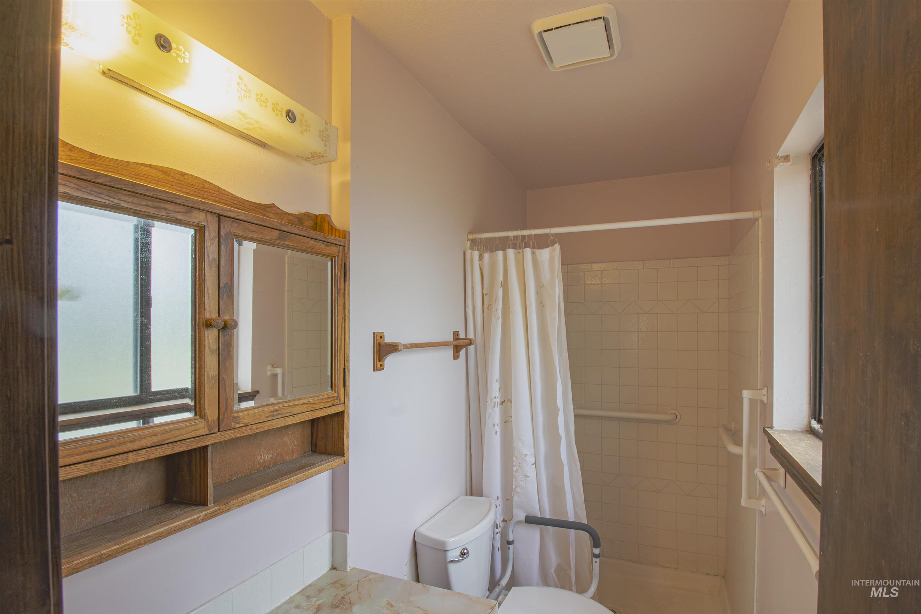 2465 Center Avenue Payette, ID 83661 - Photo 21 of 39 Bathroom with vanity and a shower stall