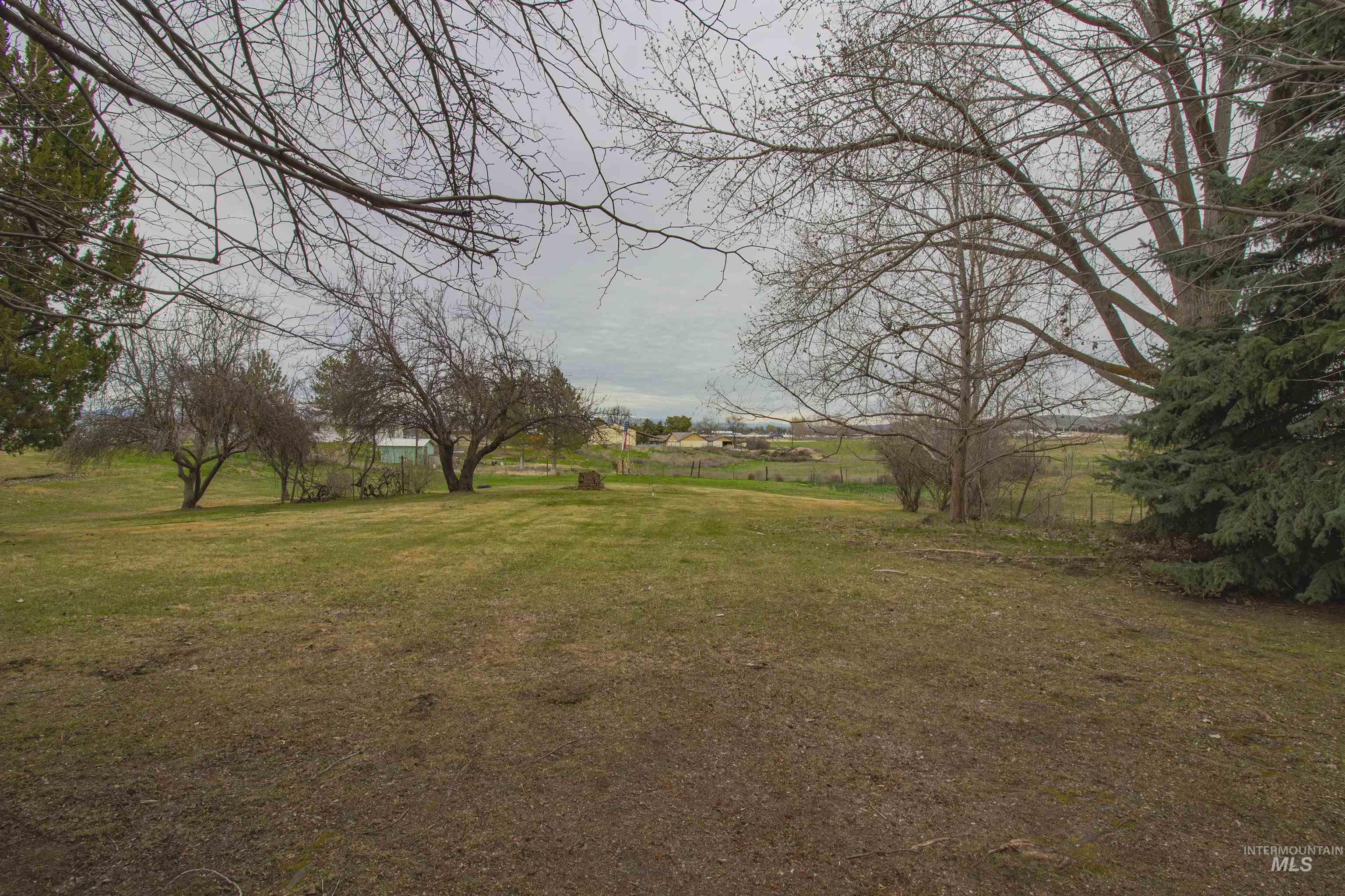 2465 Center Avenue Payette, ID 83661 - Photo 31 of 39 View of the large grassy yard