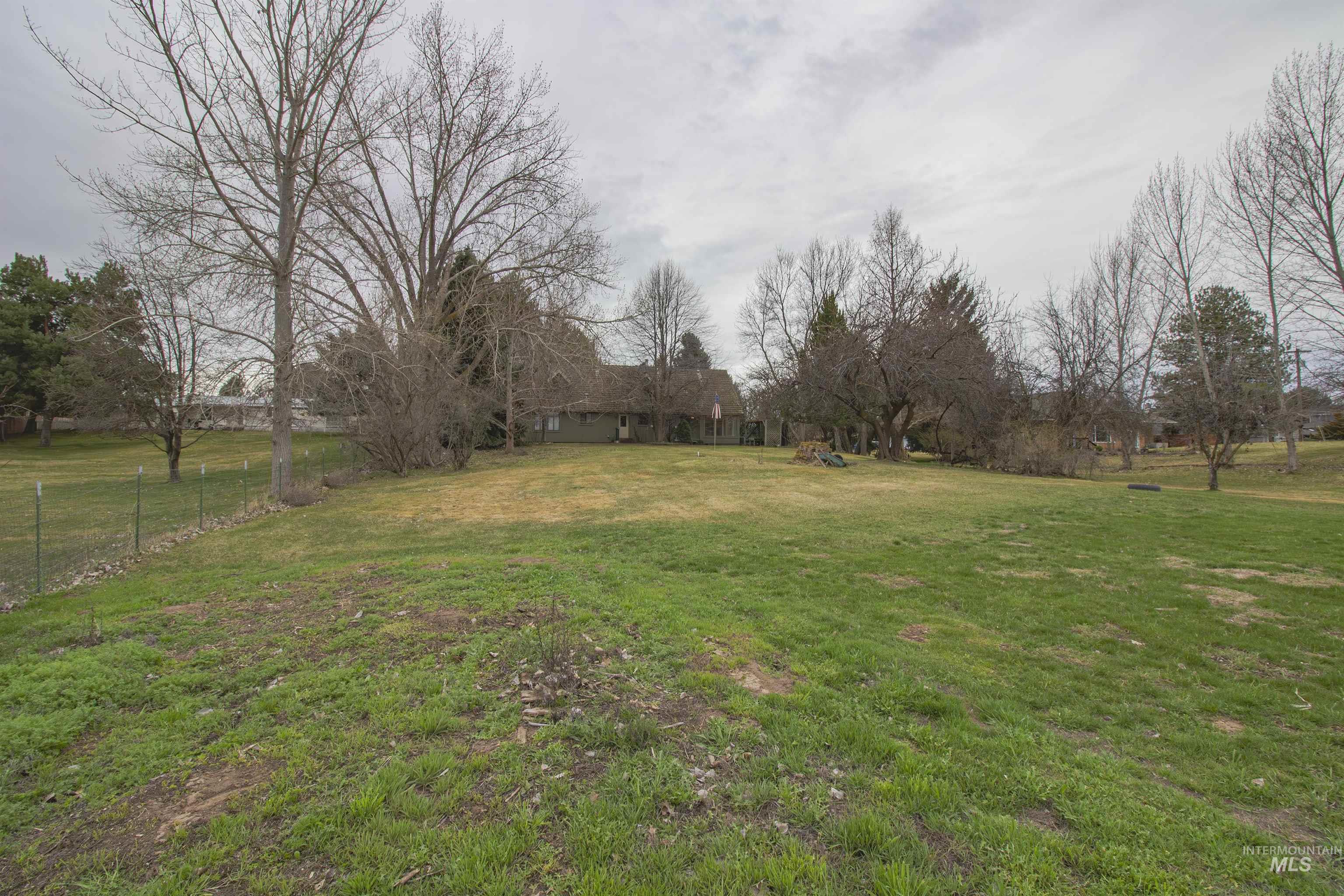 2465 Center Avenue Payette, ID 83661 - Photo 32 of 39 View of the backyard