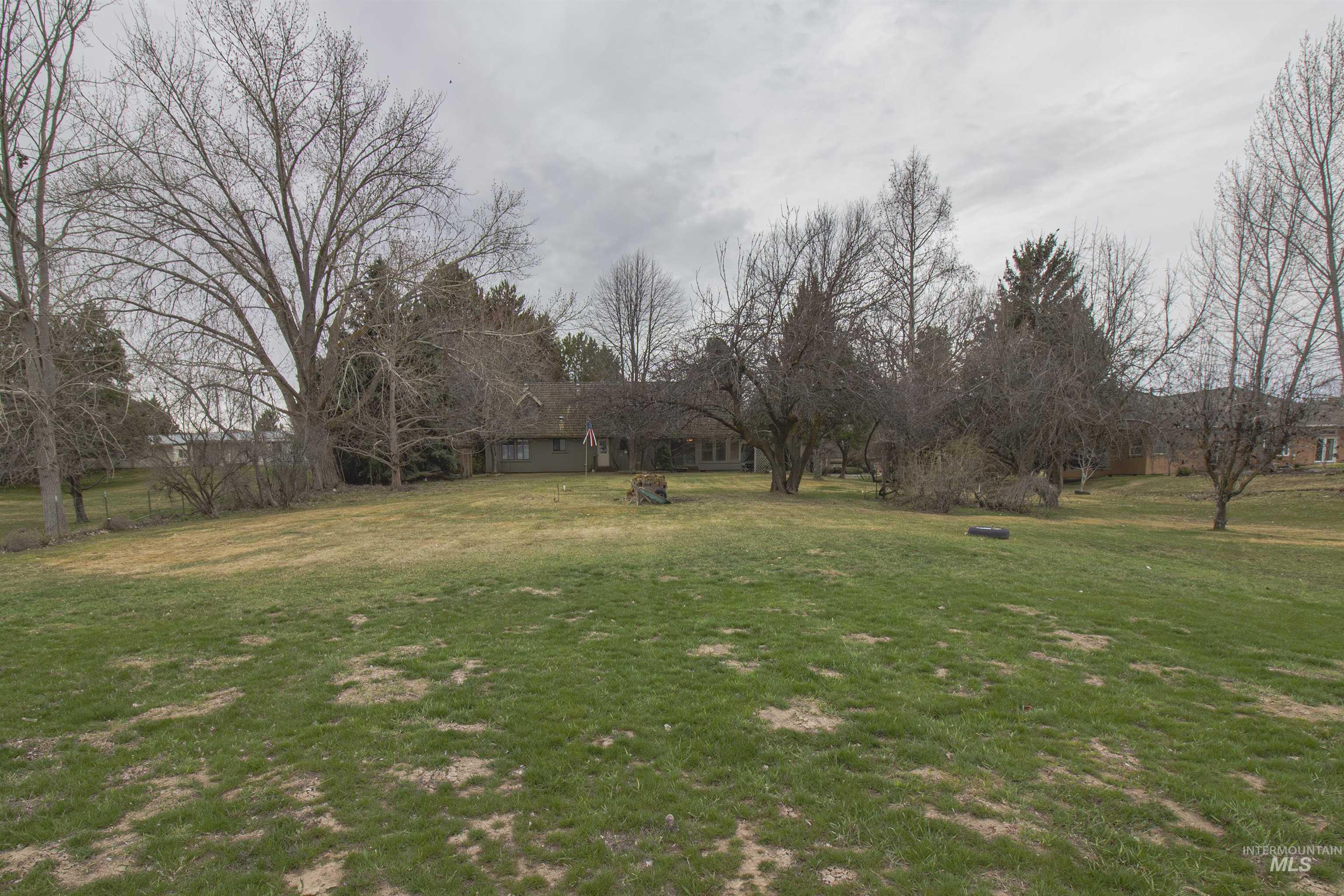 2465 Center Avenue Payette, ID 83661 - Photo 33 of 39 View of grassy yard