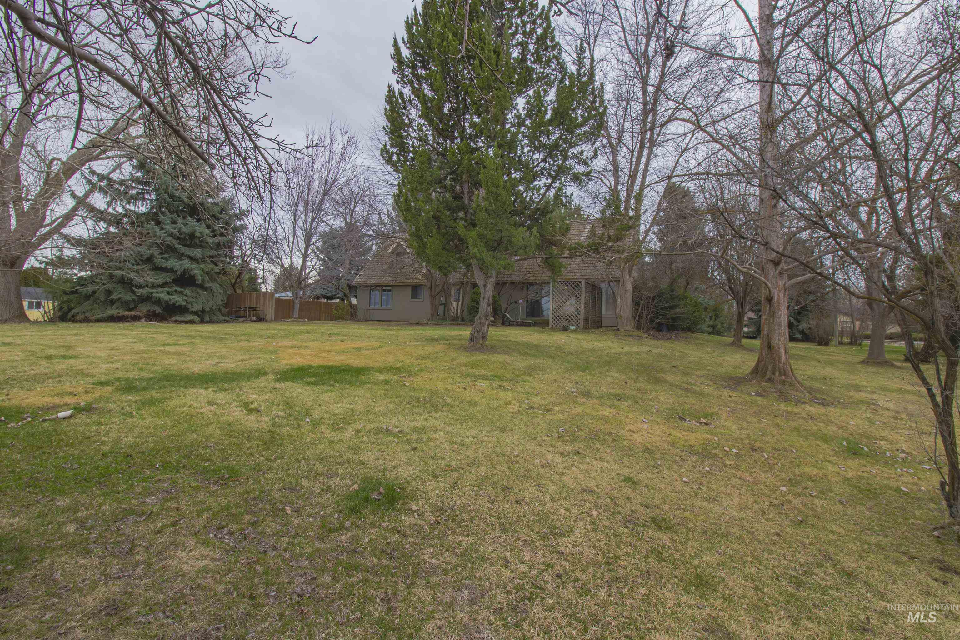 2465 Center Avenue Payette, ID 83661 - Photo 35 of 39 View of green lawn
