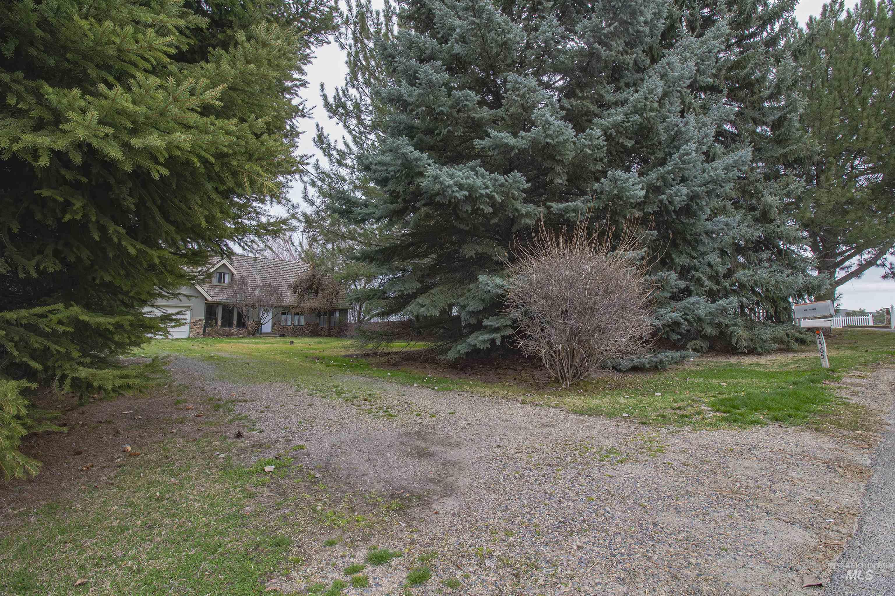 2465 Center Avenue Payette, ID 83661 - Photo 39 of 39 View of front facade featuring driveway