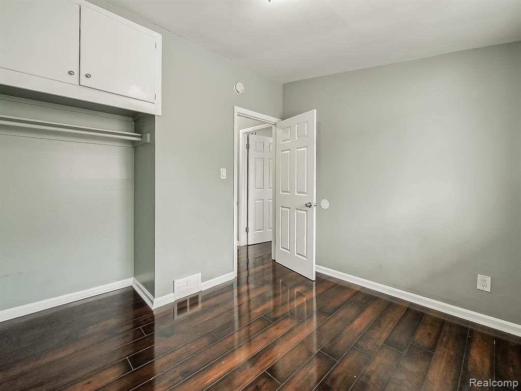 1283 Featherstone Road Pontiac, MI 48342 - Photo 13 of 34