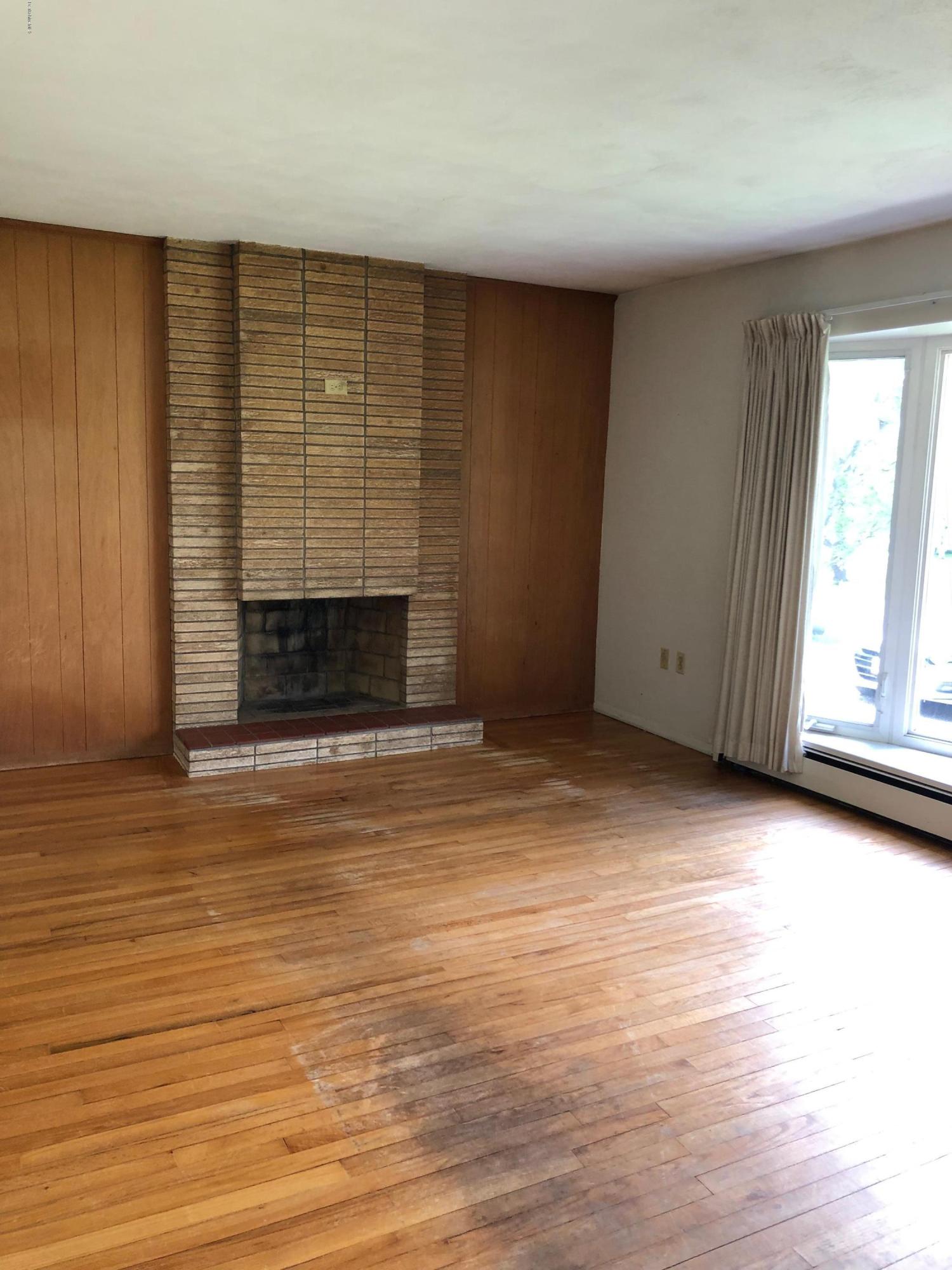 275 Eleanor Road Pittsfield, MA 01201 - Photo 8 of 18 275 eleanor living room 1