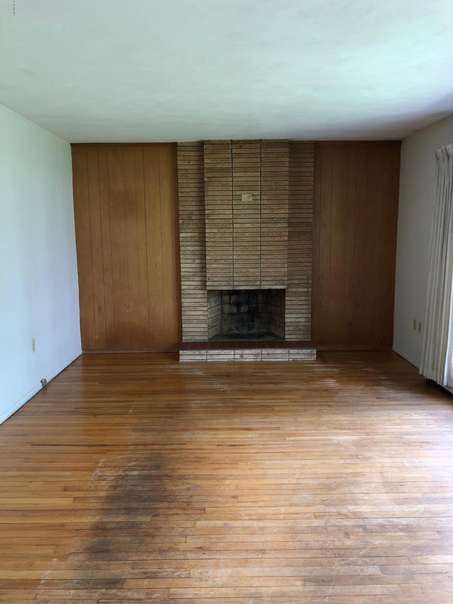 275 Eleanor Road Pittsfield, MA 01201 - Photo 10 of 18 275 eleanor living room 3