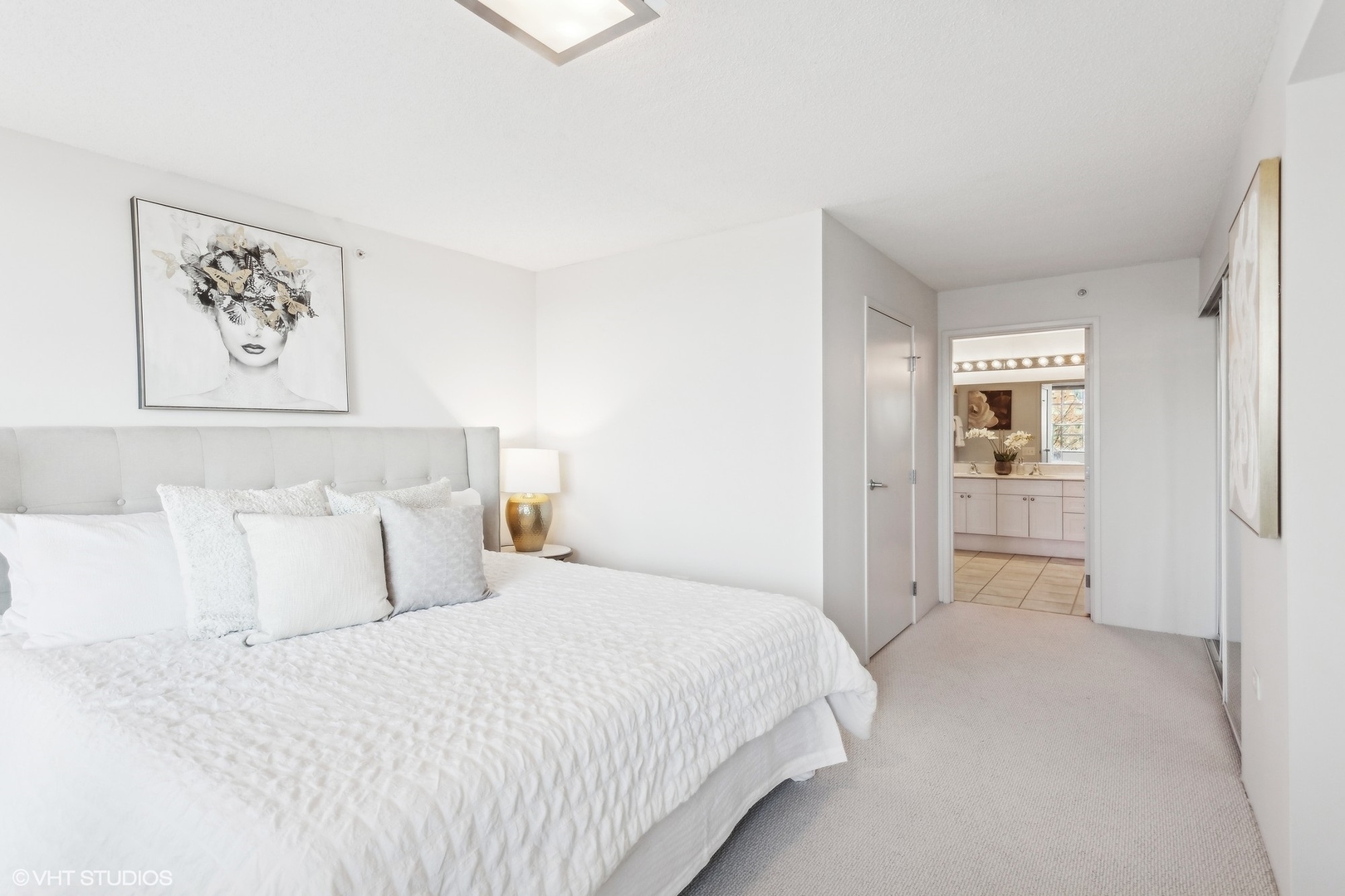 800 Elgin Road, Unit 511 Evanston, IL 60201 - Photo 15 of 29 a bedroom with a bed and a painting on the wall